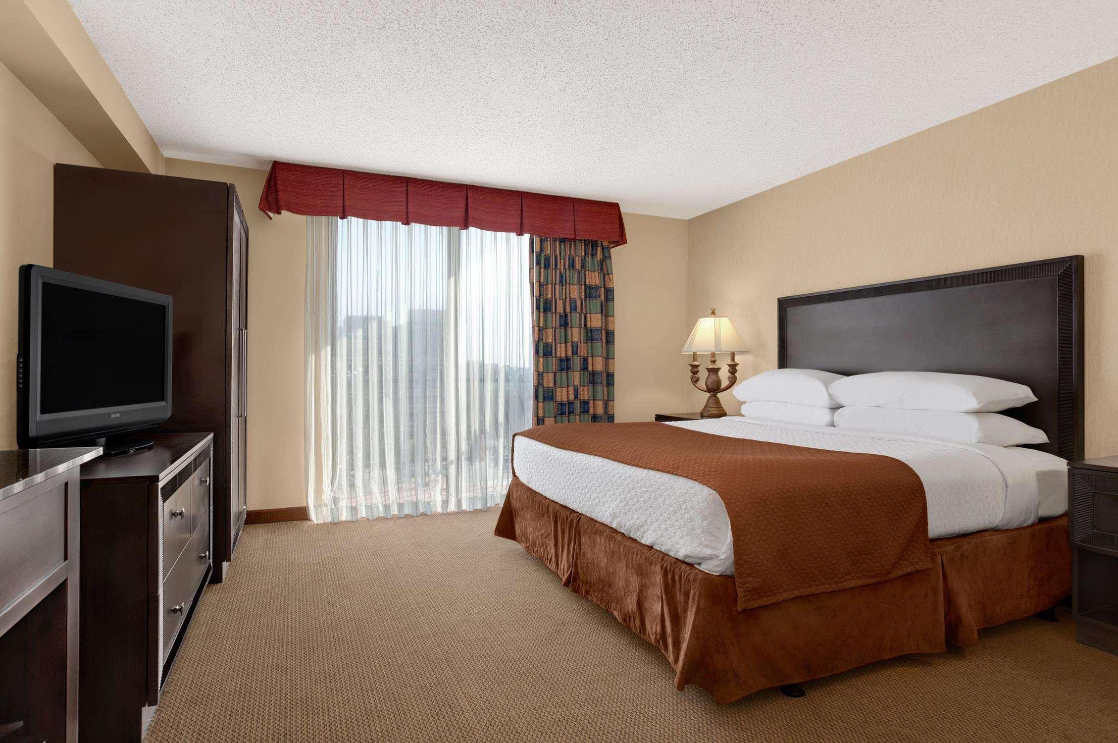 Embassy By Hilton Kansas Plaza Hotel 4*