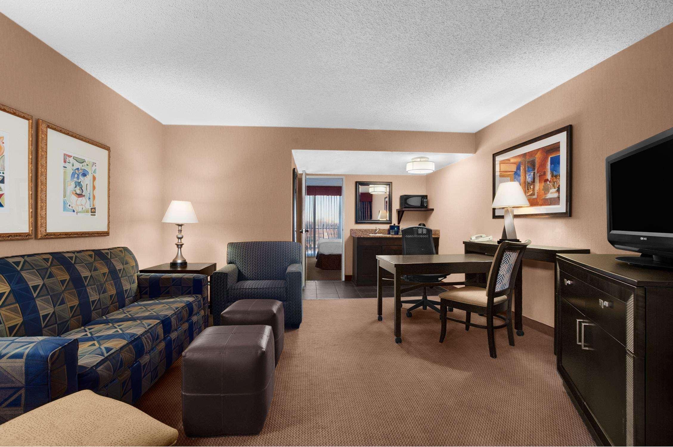 Embassy By Hilton Kansas Plaza Hotel