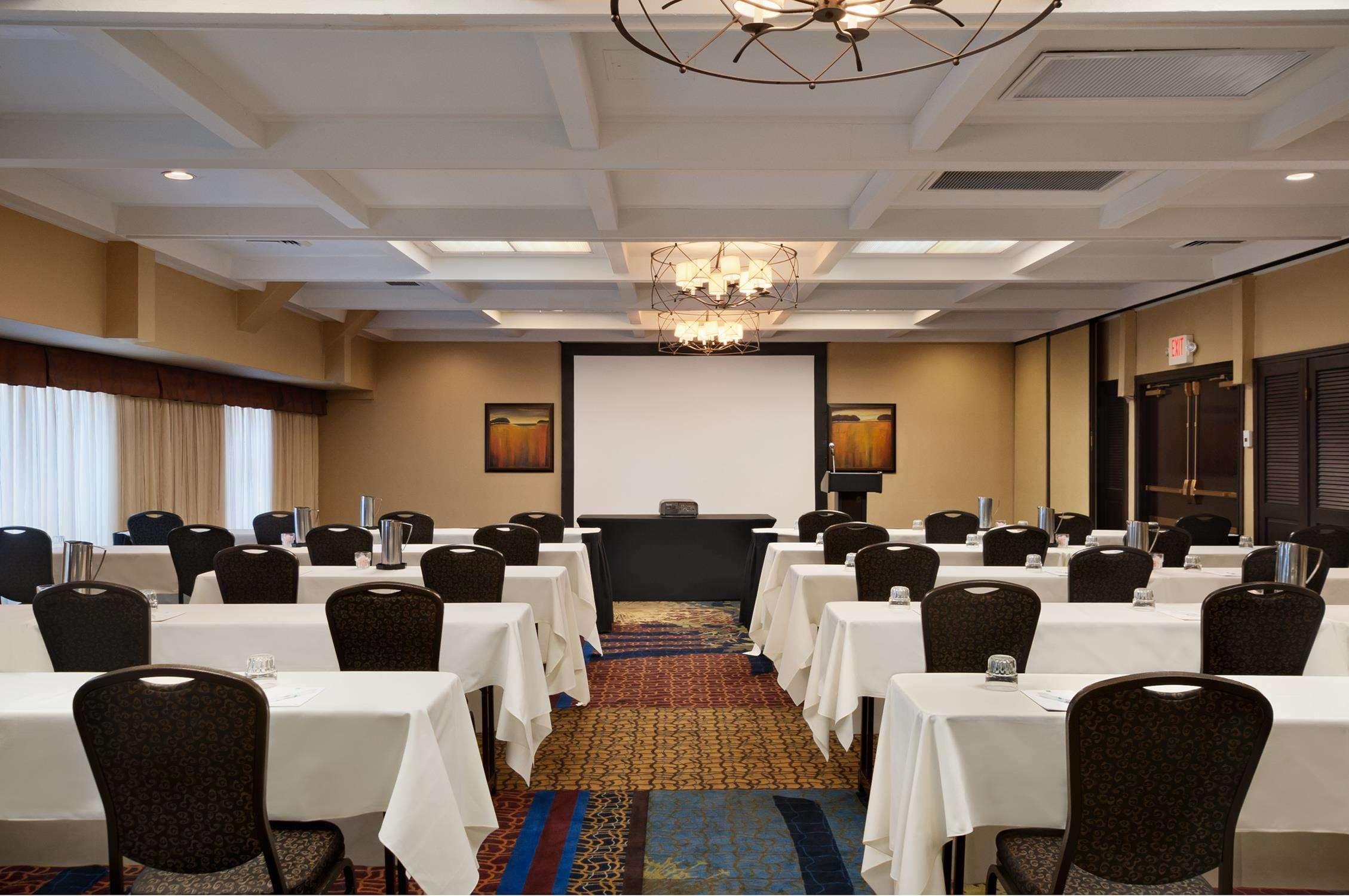 Hotel Embassy By Hilton Kansas Plaza 4*