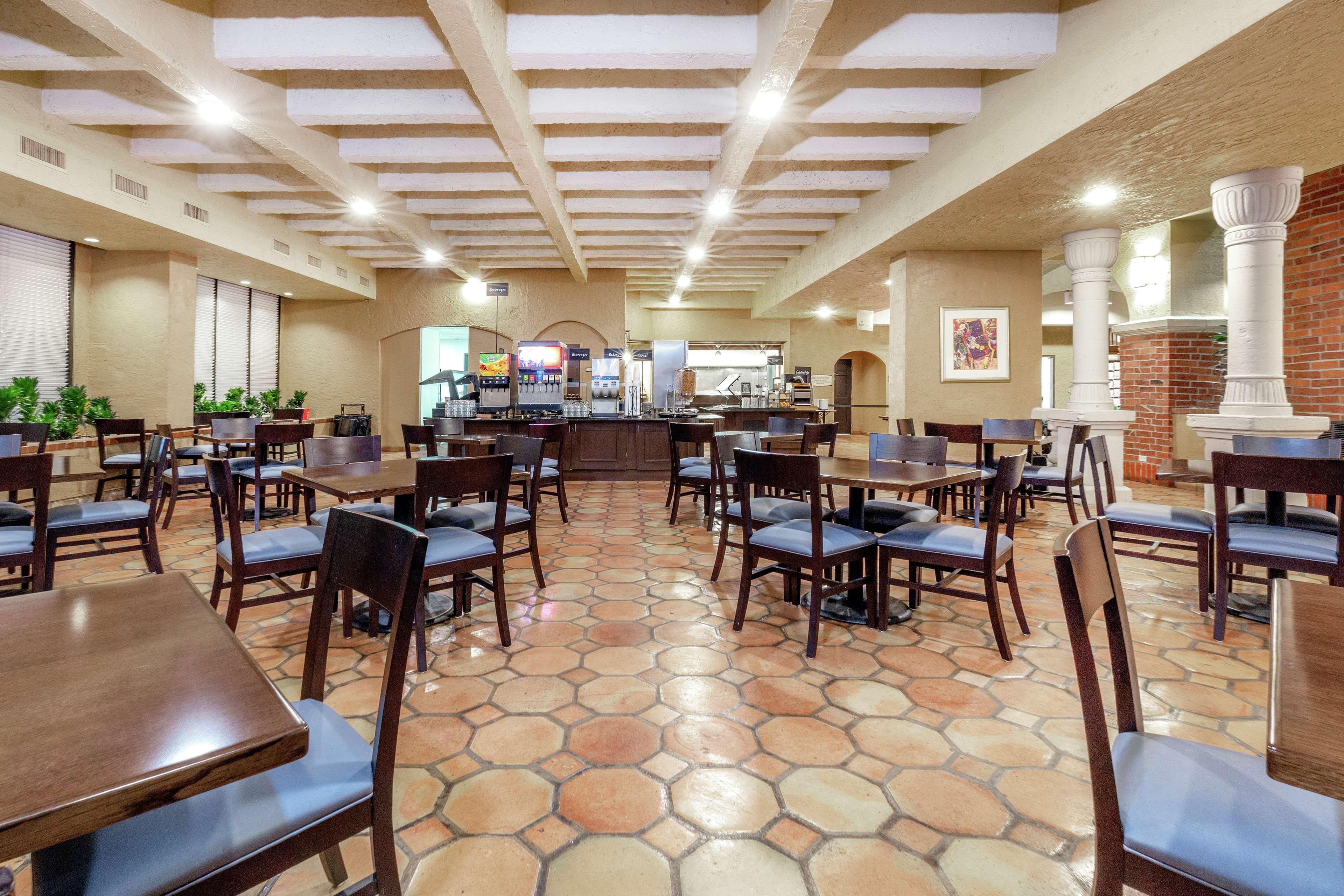 Hotel Embassy By Hilton Kansas Plaza 4*