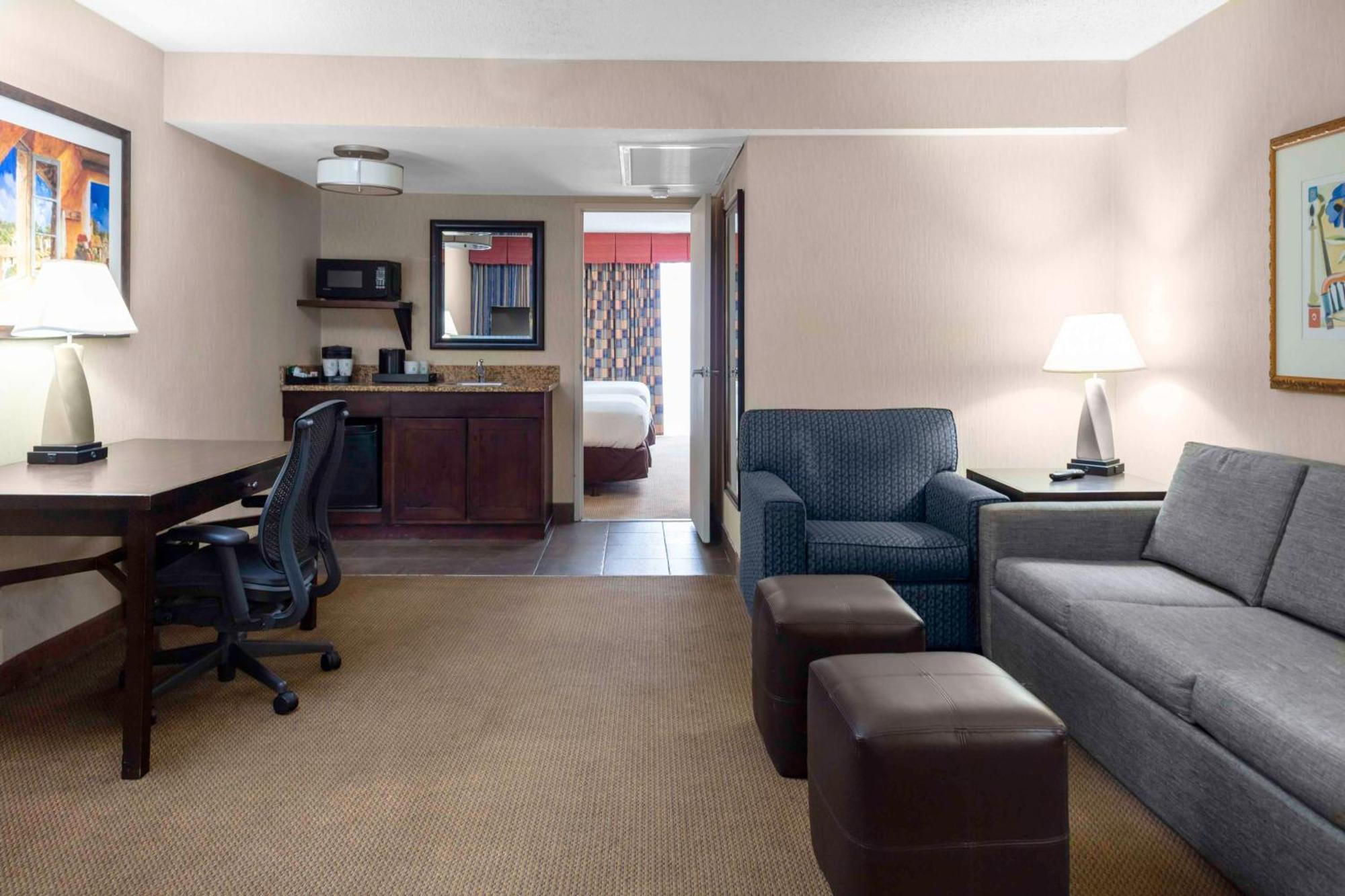 Hotel Embassy By Hilton Kansas Plaza