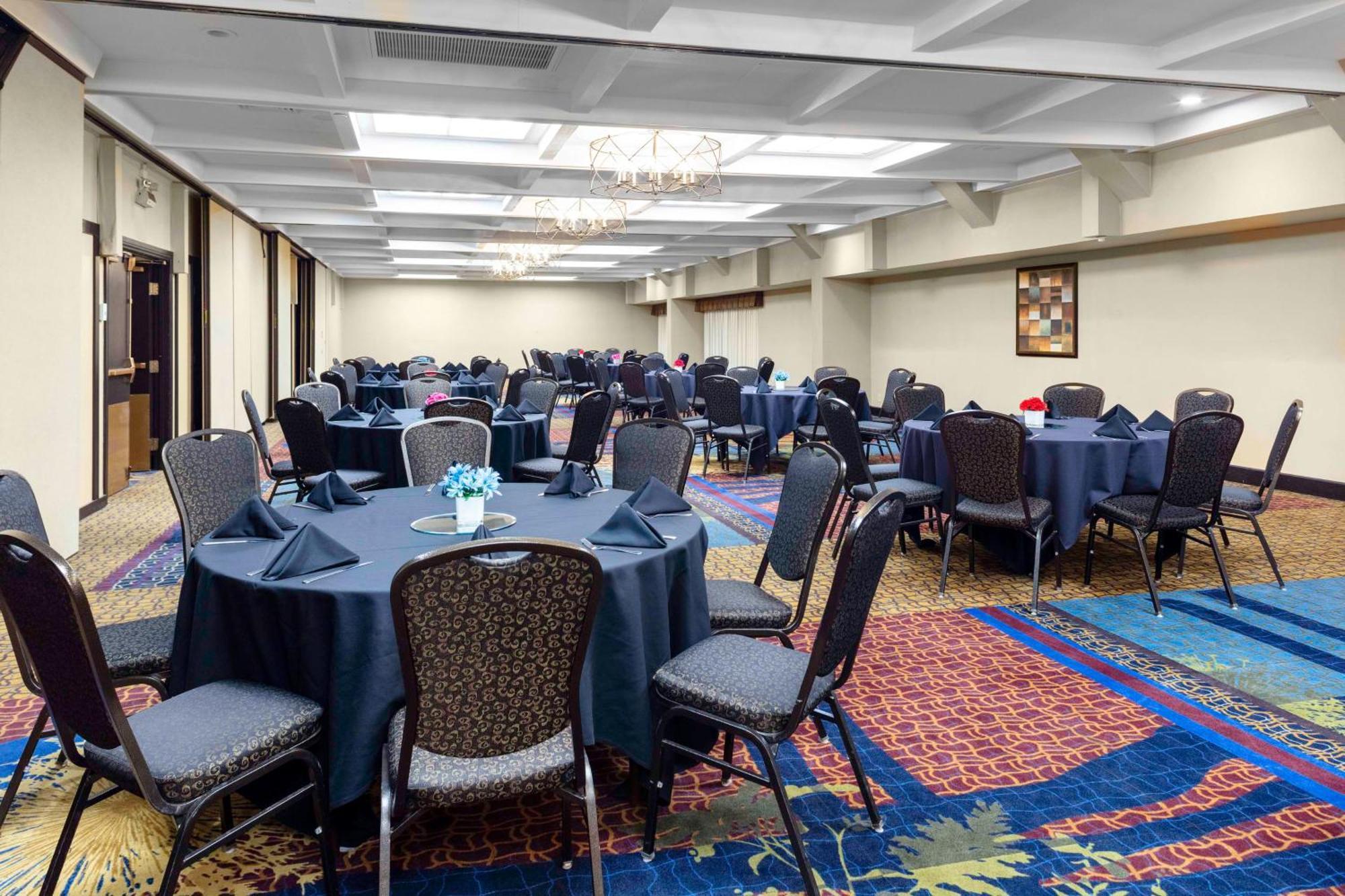 Hotel Embassy By Hilton Kansas Plaza 4*