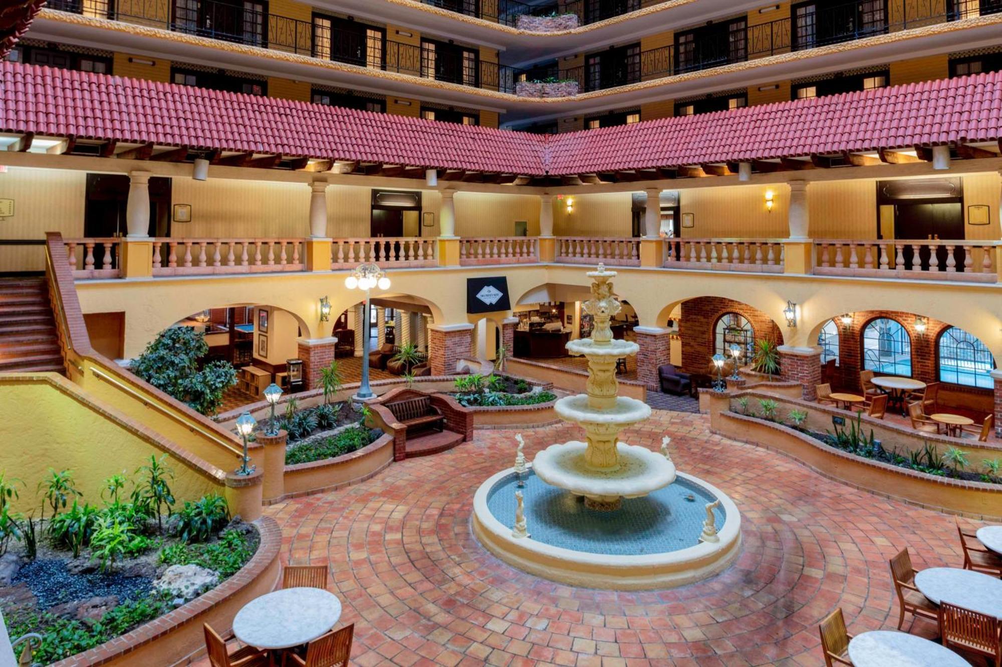 Hotel Embassy By Hilton Kansas Plaza