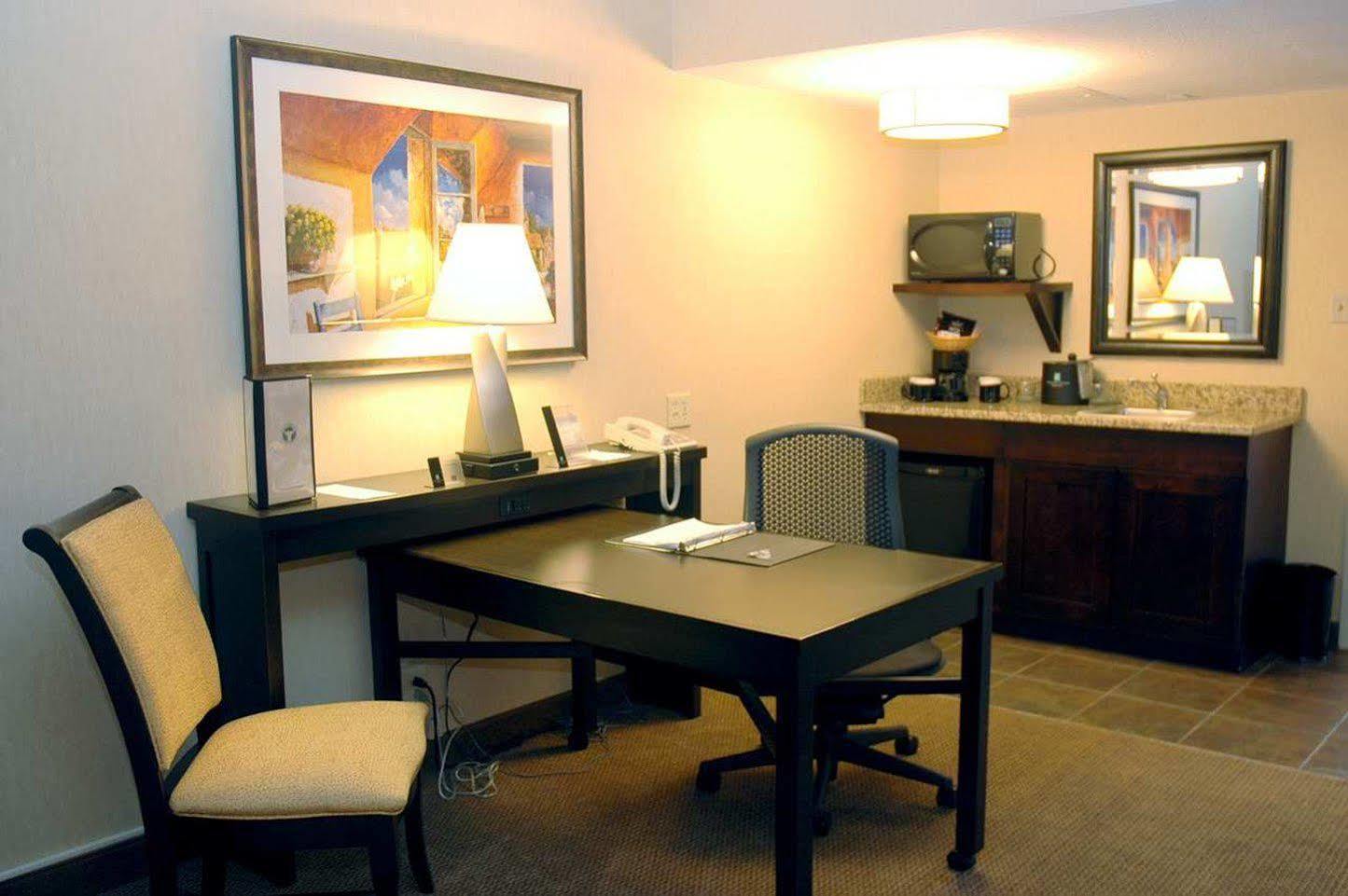 Hotel Embassy By Hilton Kansas Plaza Kansas City