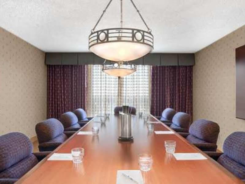 Hotel Embassy By Hilton Kansas Plaza