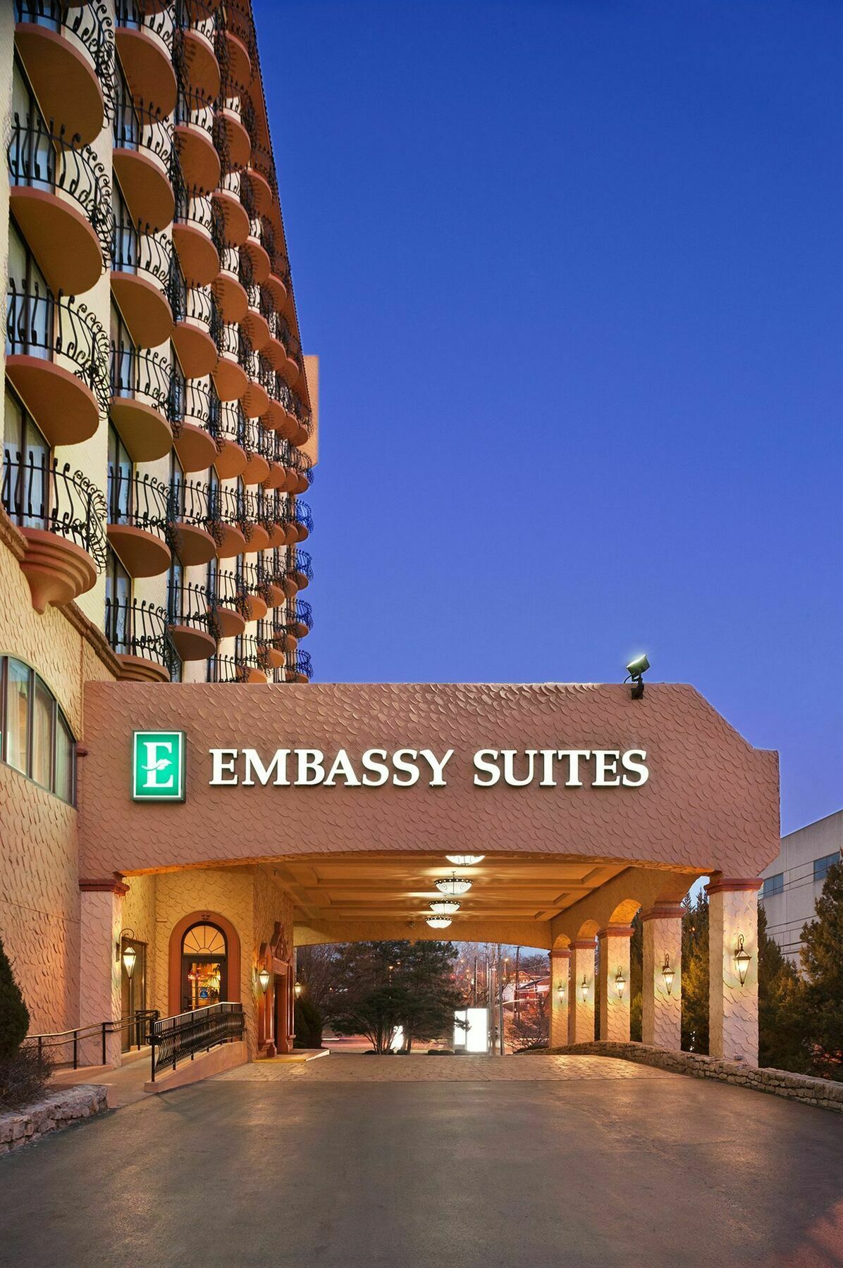 Hotel Embassy By Hilton Kansas Plaza 4*